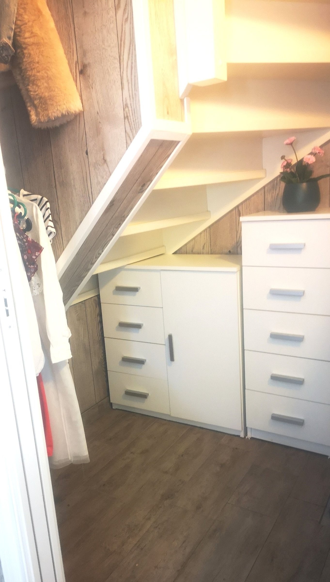 1. Etasje. Kott/bod plassert under trapp. Galleribilde