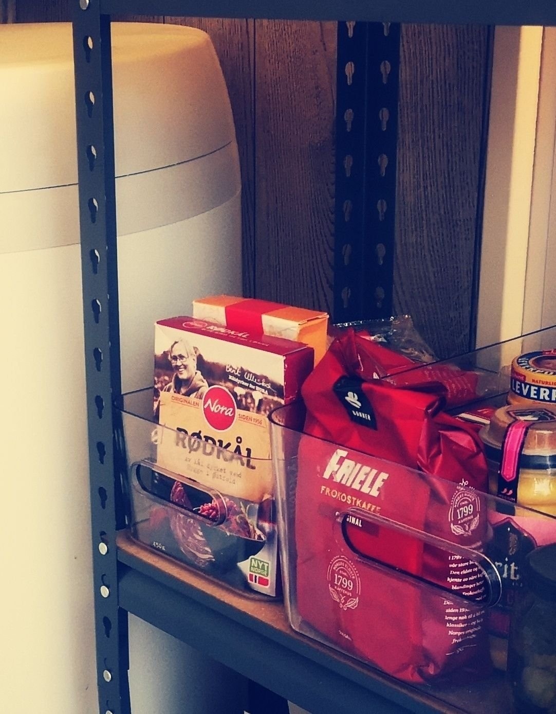 1. Etasje. Kott/bod plassert under trapp. Galleribilde