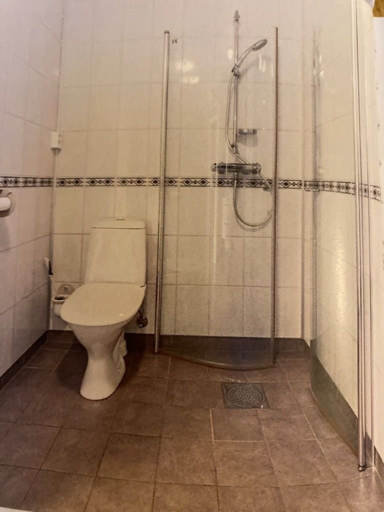 1. Etasje. Bad/dusj/ vaskerom. Galleribilde