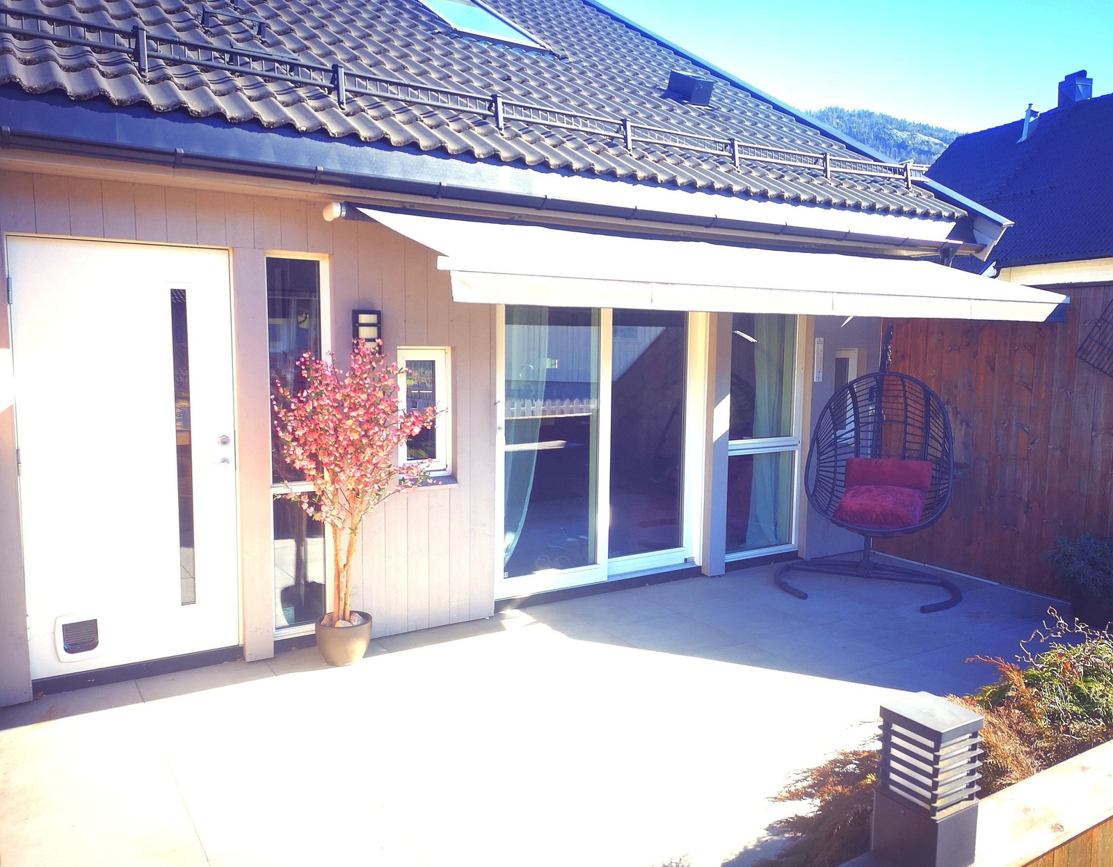 Fremsiden. Sol hele dagen til kveld. Galleribilde