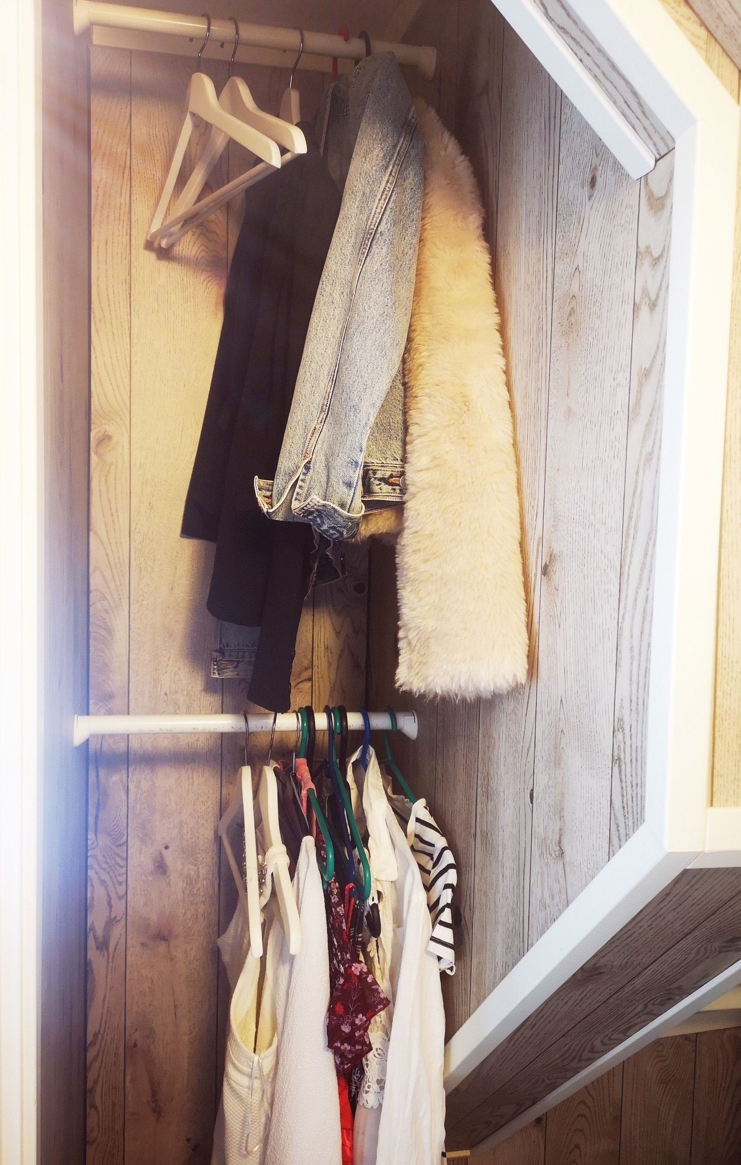 1. Etasje. Kott/bod plassert under trapp. Galleribilde