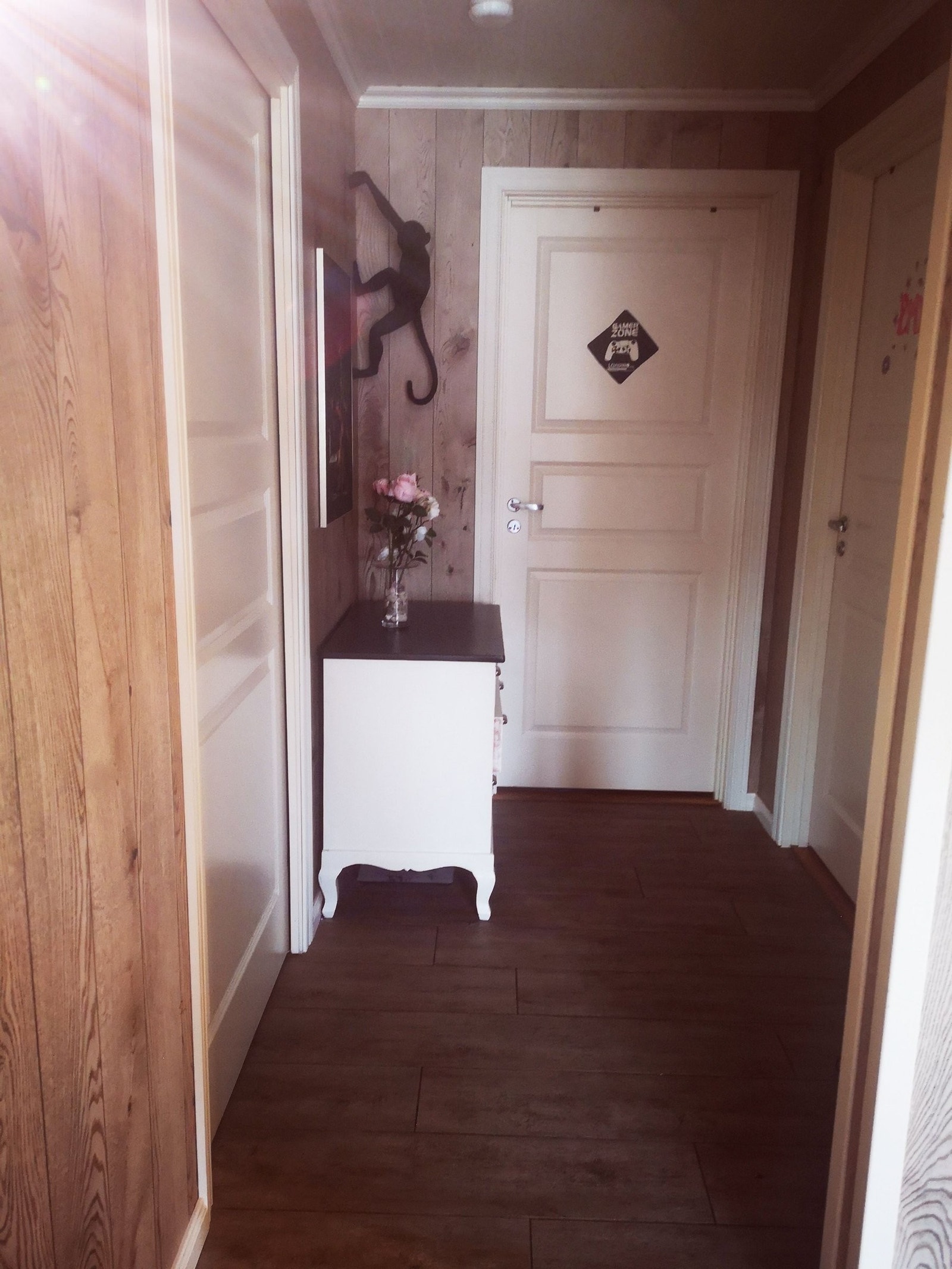 1. Etasje. Inngang til 2 soverom og 1 bad. Galleribilde