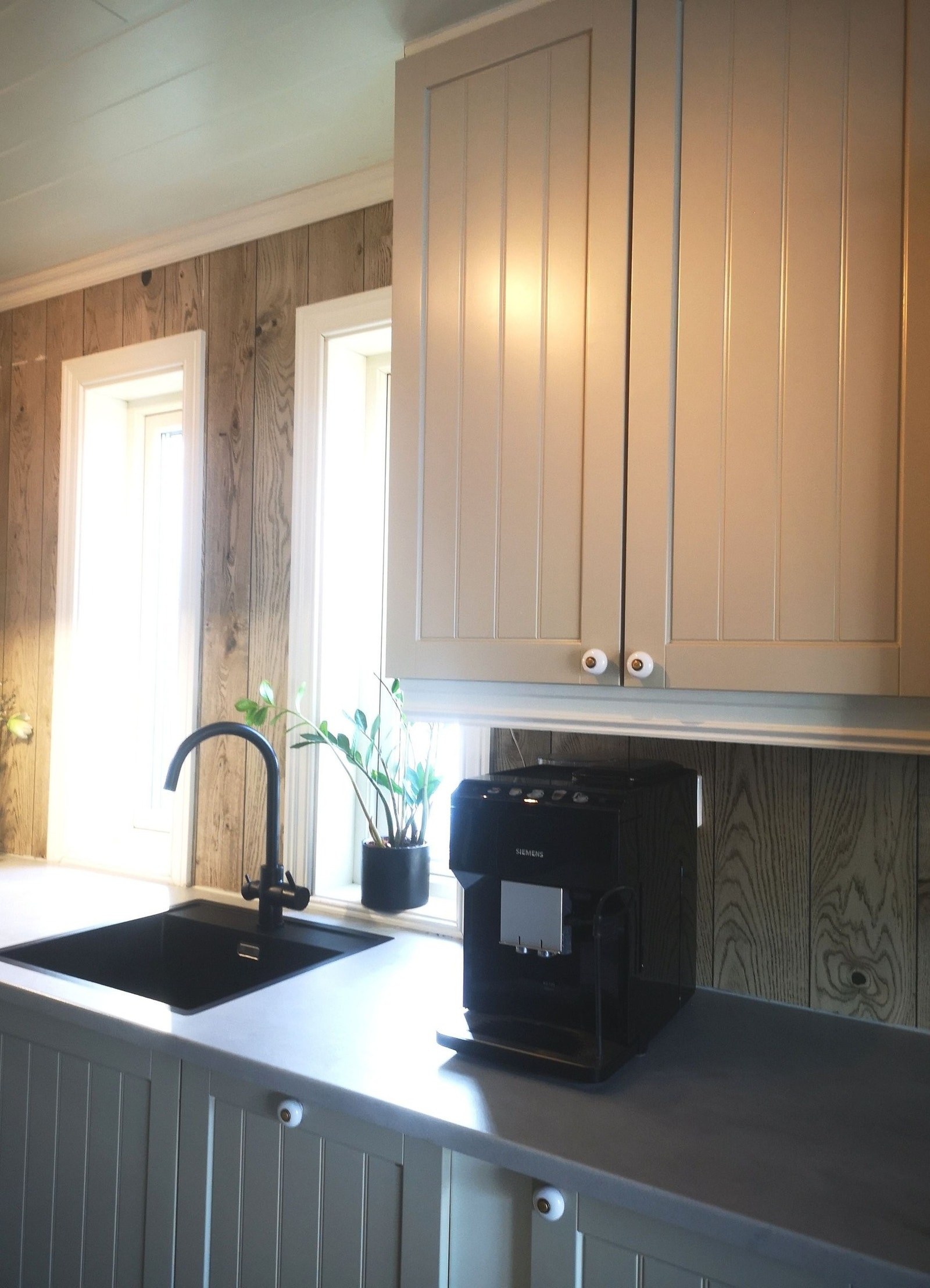 1.Etasje. Kjøkken. Skap plassert opp til taket. Galleribilde