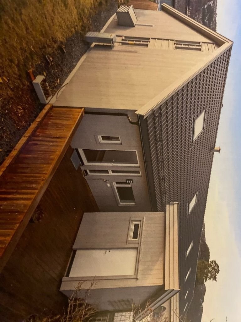 Baksiden. Dør ut fra soverom til terrasse/hage/utebod. Galleribilde