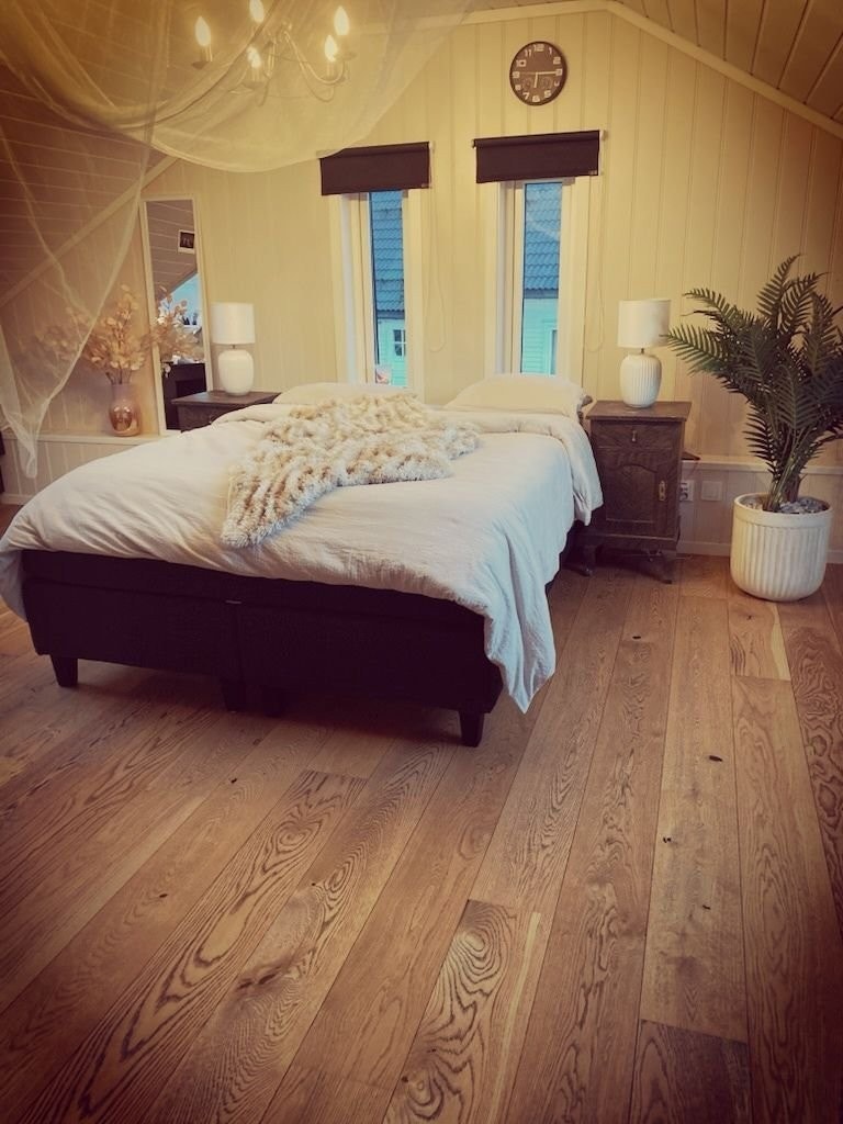 2. Etasje. En åpen flate. Brukes som Soverom, tv stue og lounge. Galleribilde