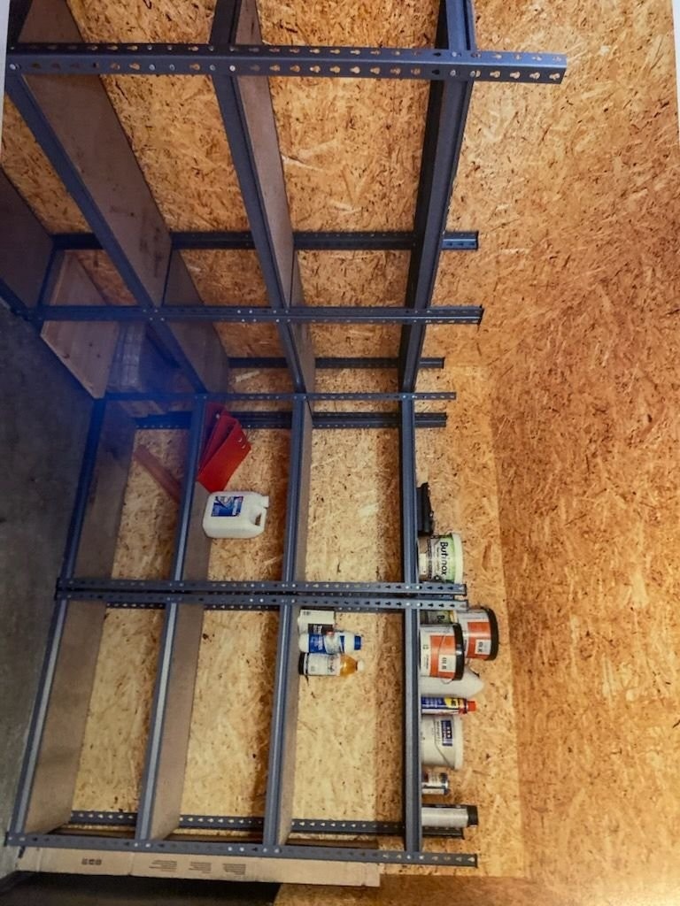 Utebod. Isolert med stikk kontakt. Følger med en eldre 400L fryseboks. Galleribilde