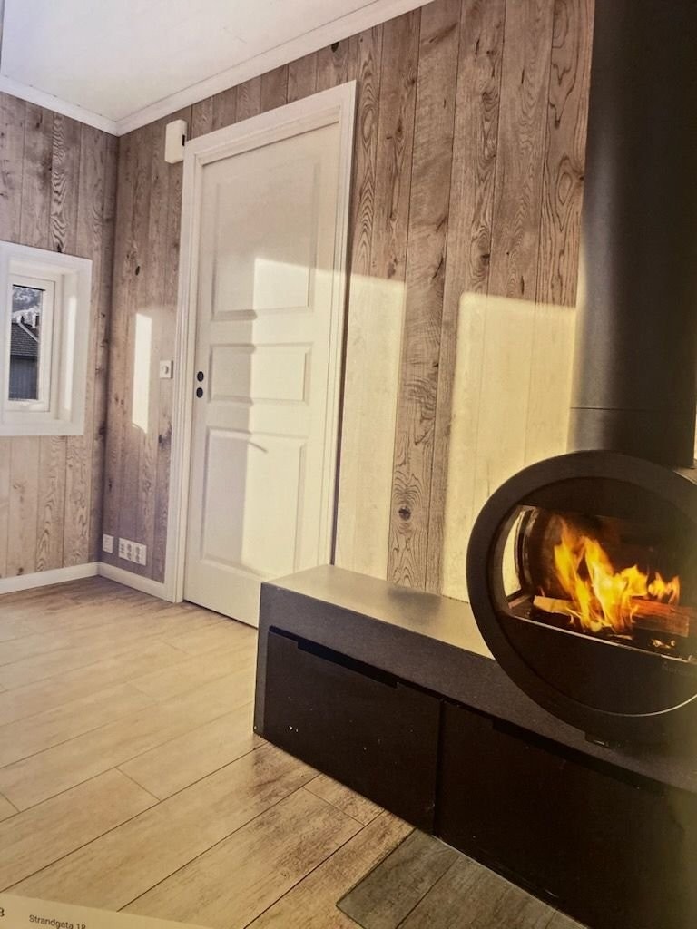 1. Etasje. ildsted i Stuen. Praktiske skuffer til ved. Galleribilde