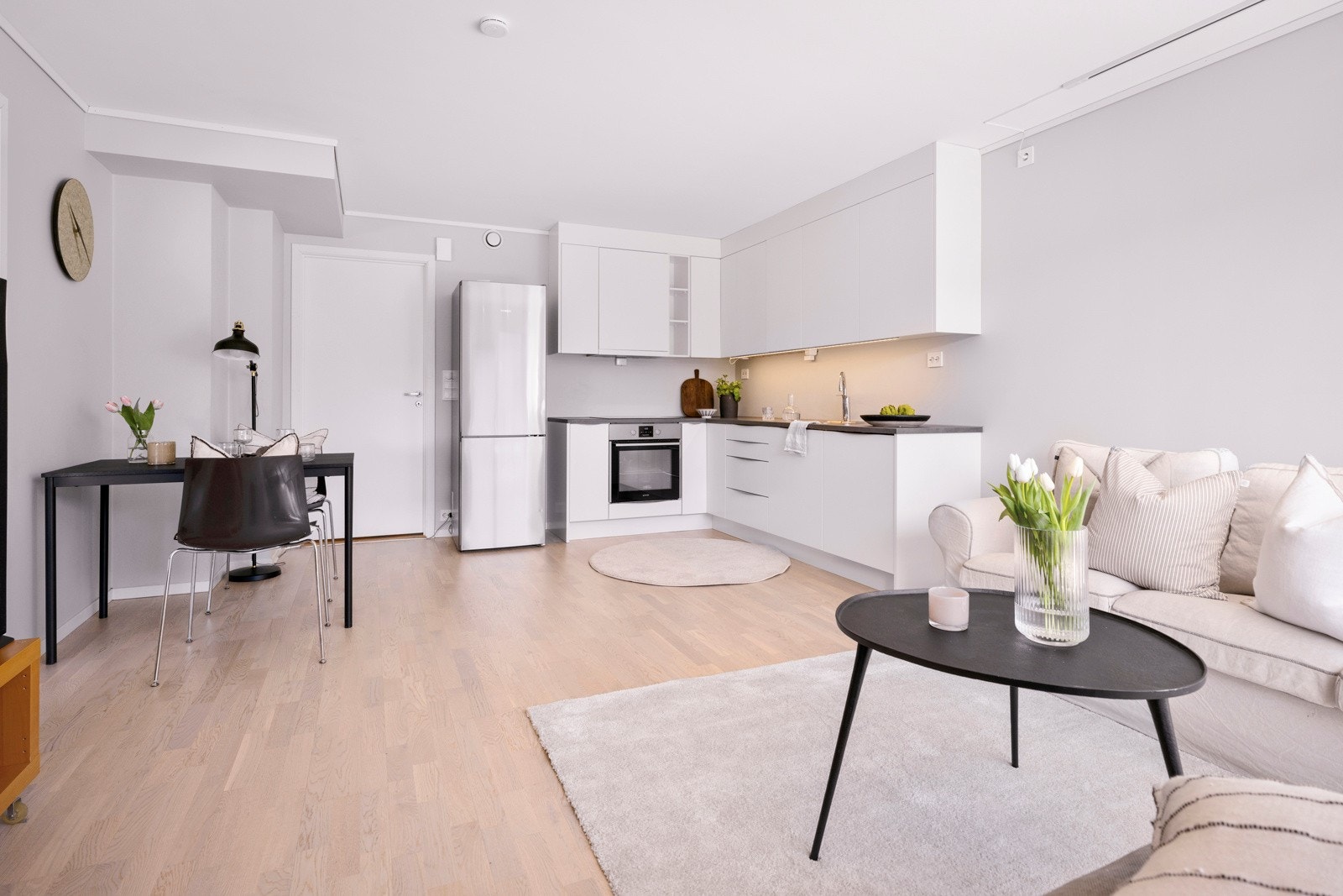 I leiligheten er det en entré, bod, bad/wc/vaskerom, to soverom og åpen stue-kjøkkenløsning. Galleribilde