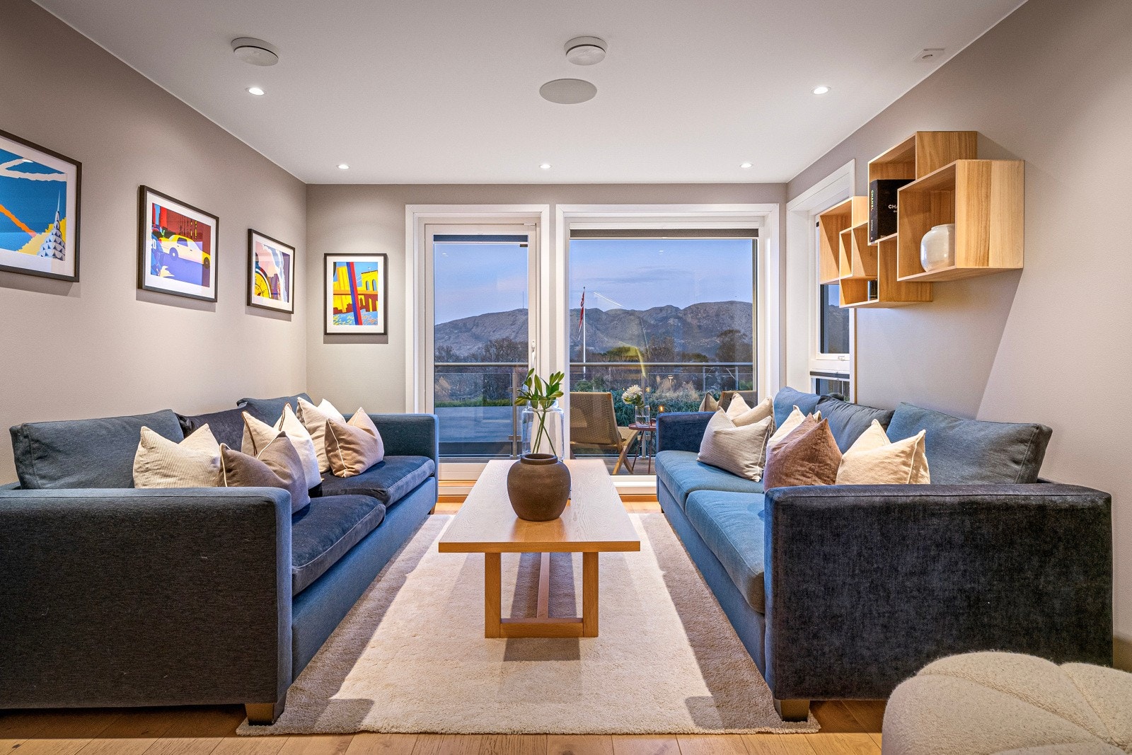 Boligens hoveddel har en stor, stilfull og innbydende stue i første etasje. Galleribilde