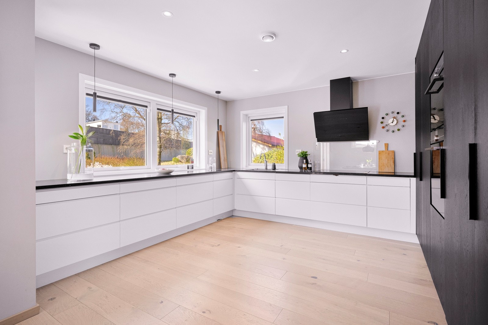 Kjøkkeninnredningen er norskprodusert fra Bjerks trevarefabrikk, og har hvite og sorte fronter og sort benkeplate i granitt med nedfelt kum i stål. Galleribilde