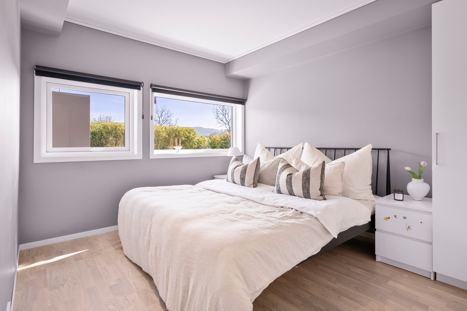 Soverommene har store vinduer med fastmonterte rullegardiner, og på hovedsoverommet er det et medfølgende garderobeskap. Galleribilde