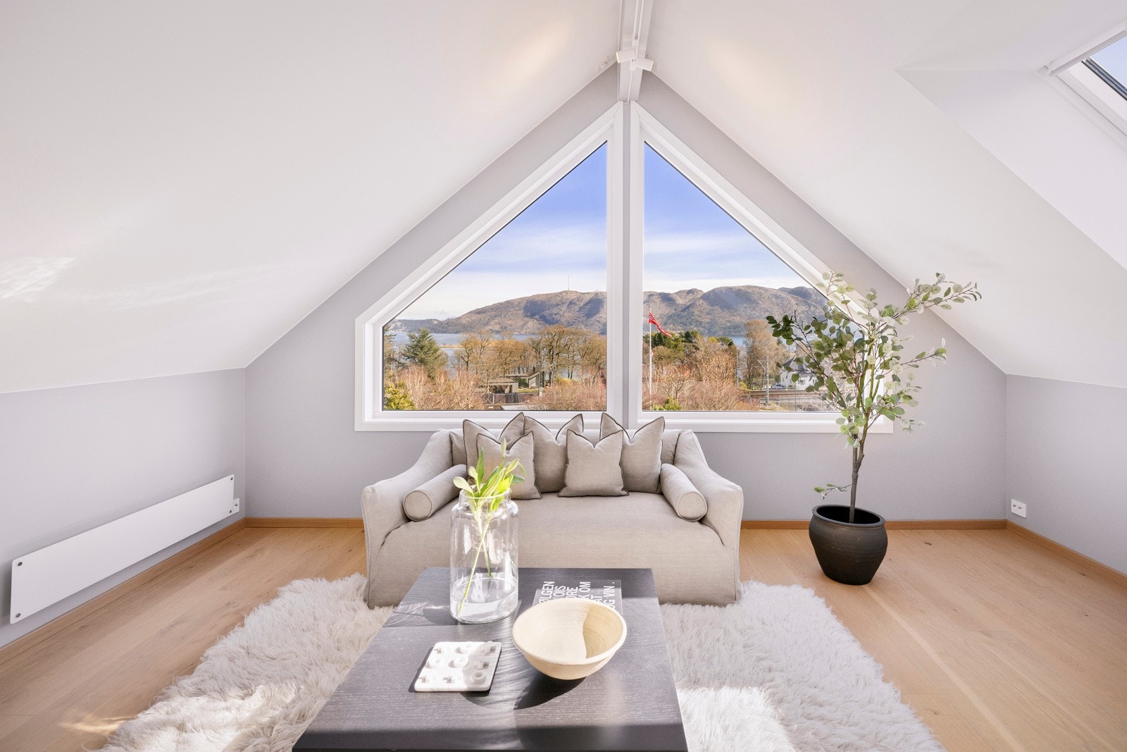 Loftstuen har store vinduer som byr på nydelig, naturskjønn utsikt. Galleribilde