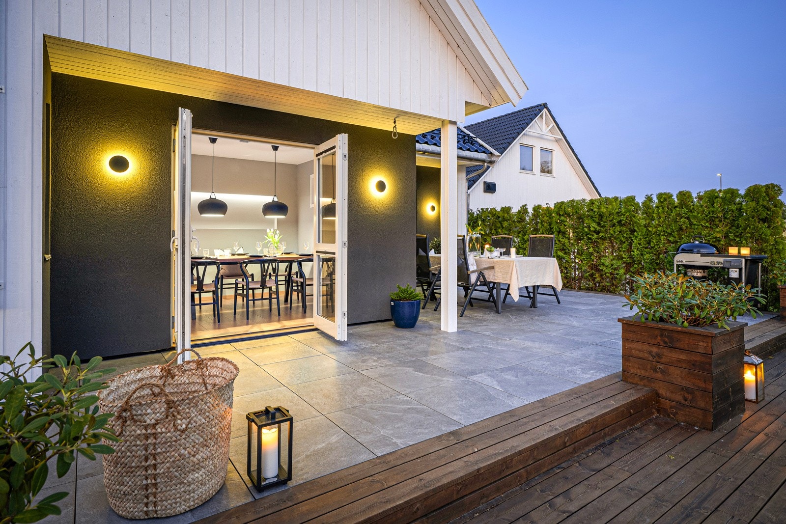 Et lite nivå opp fra markterrassen er det en hellelagt terrasse med adkomst fra stuen i første etasje. Galleribilde