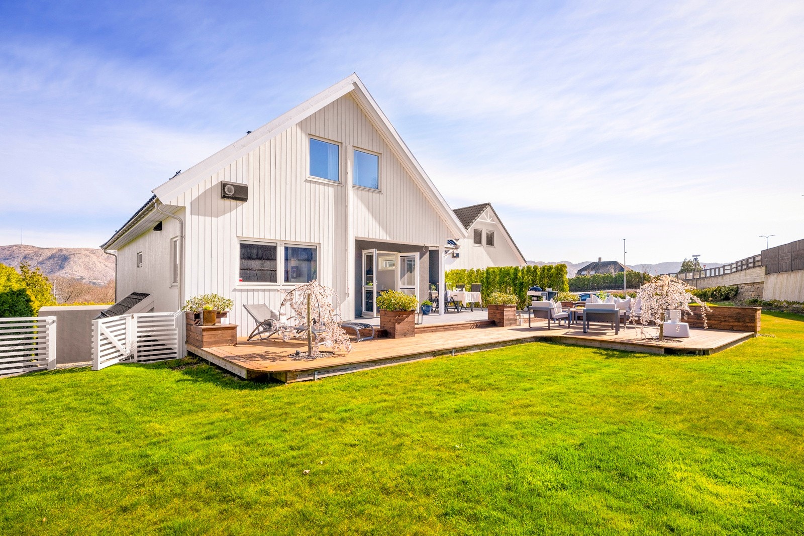 Tomten på 817,6 kvm er parkmessig opparbeidet, og hage og uteplasser stod ferdig vinteren 2020. Galleribilde