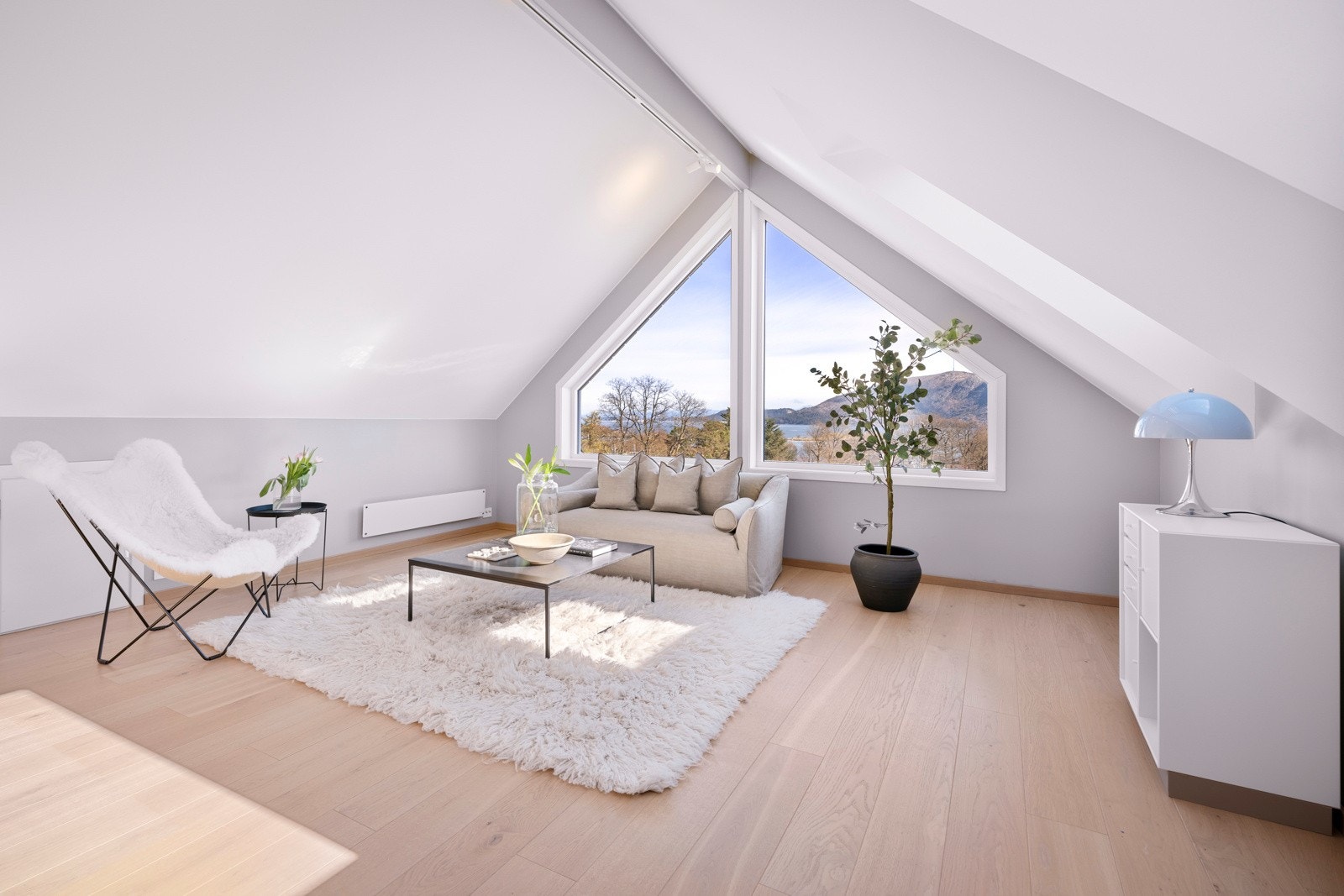 Loftstuen og kjellerstuen er meget kjærkomne elementer for barnefamilier, og byr på rikelig med ekstra boltreplass. Galleribilde