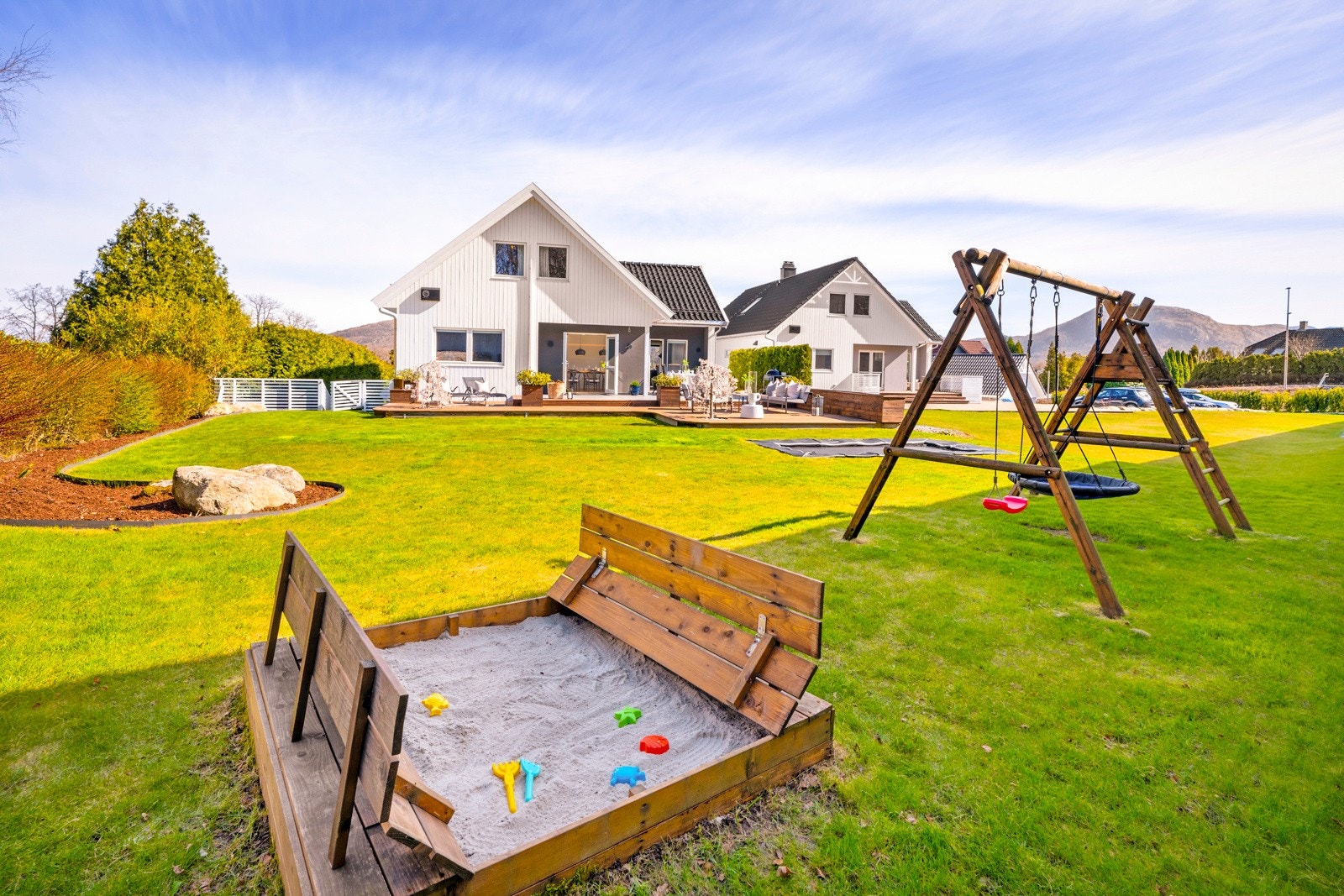 Det er en stor hage med plen og nedgravd trampoline mot nordvest, og i flukt med hagen er det en herlig markterrasse med Royal impregnert tredekke. Galleribilde