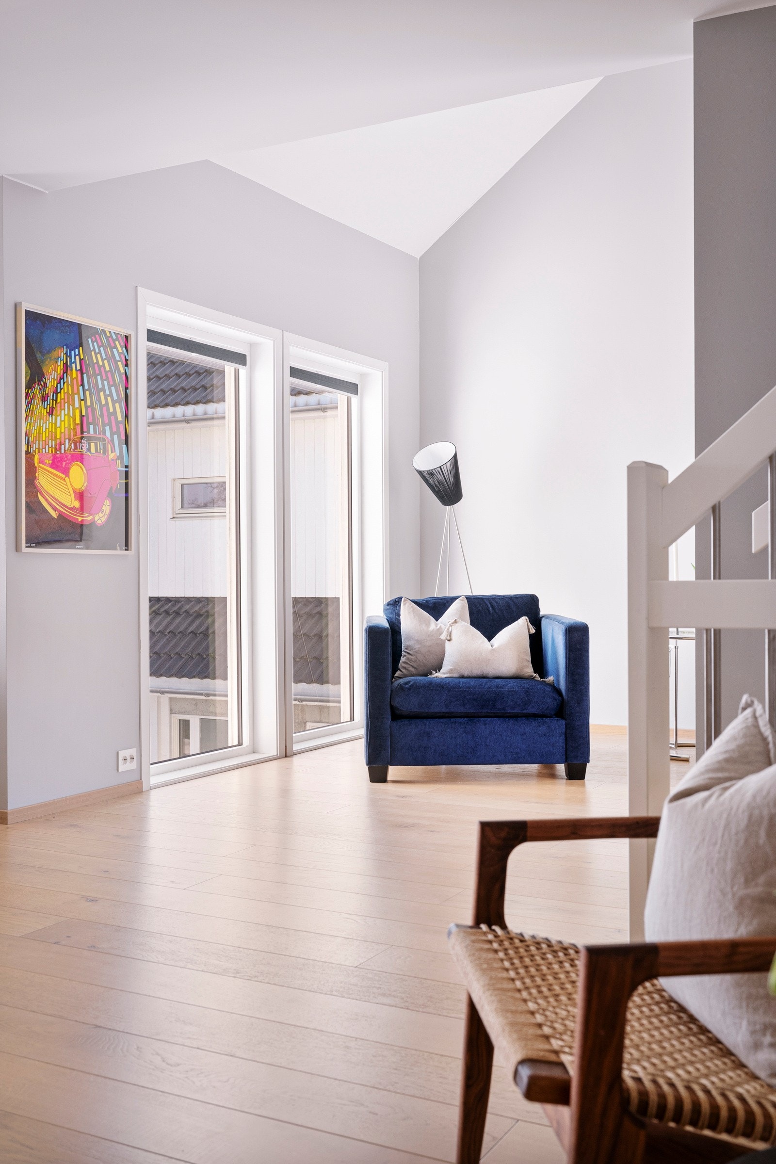 I en annen, litt skjermet sone av stuen er det en fantastisk takhøyde, samt utgang til terrasse og hage. Galleribilde