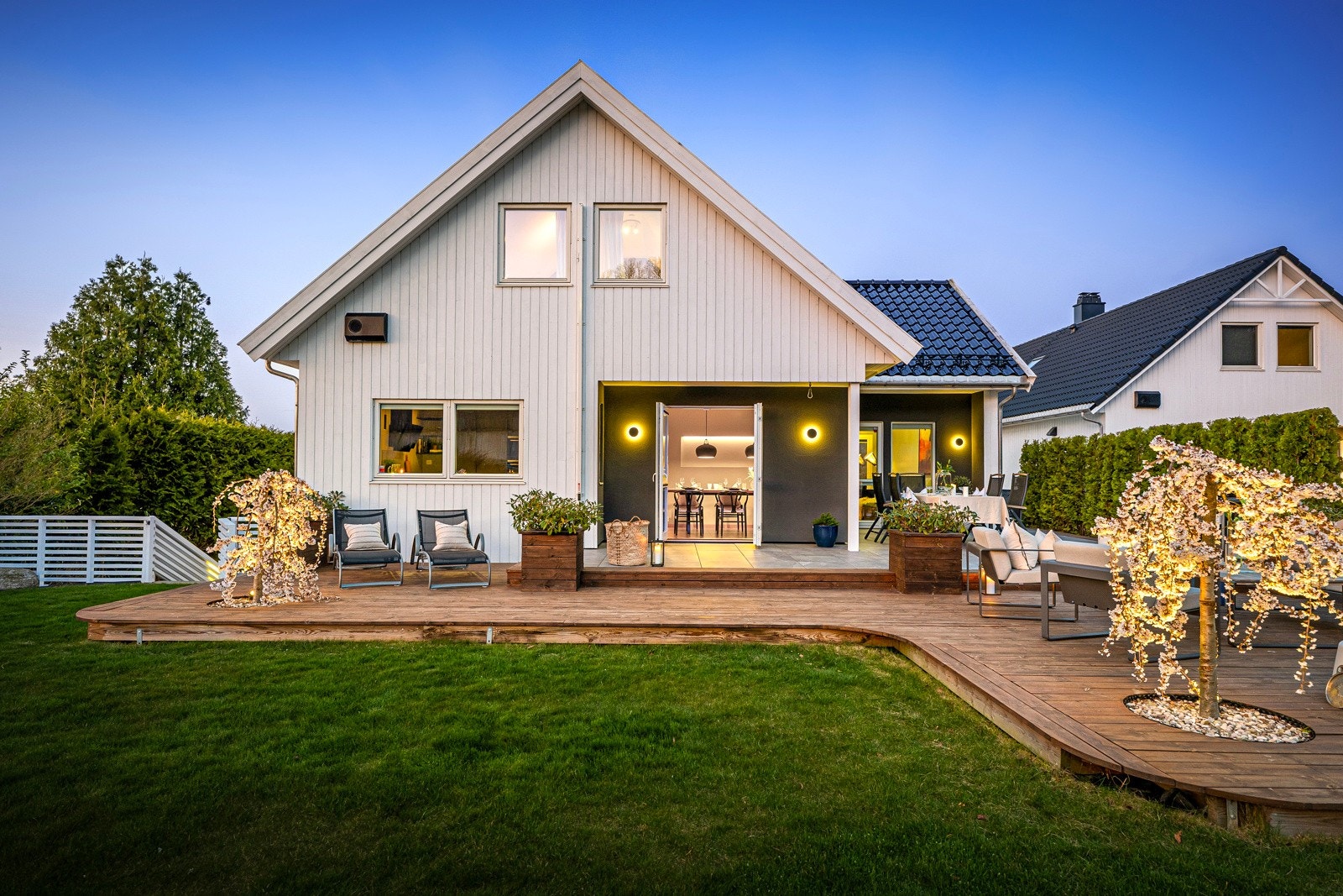 Eiendommen ligger særdeles attraktivt til og kan stolt skilte med upåklagelige solforhold. Galleribilde