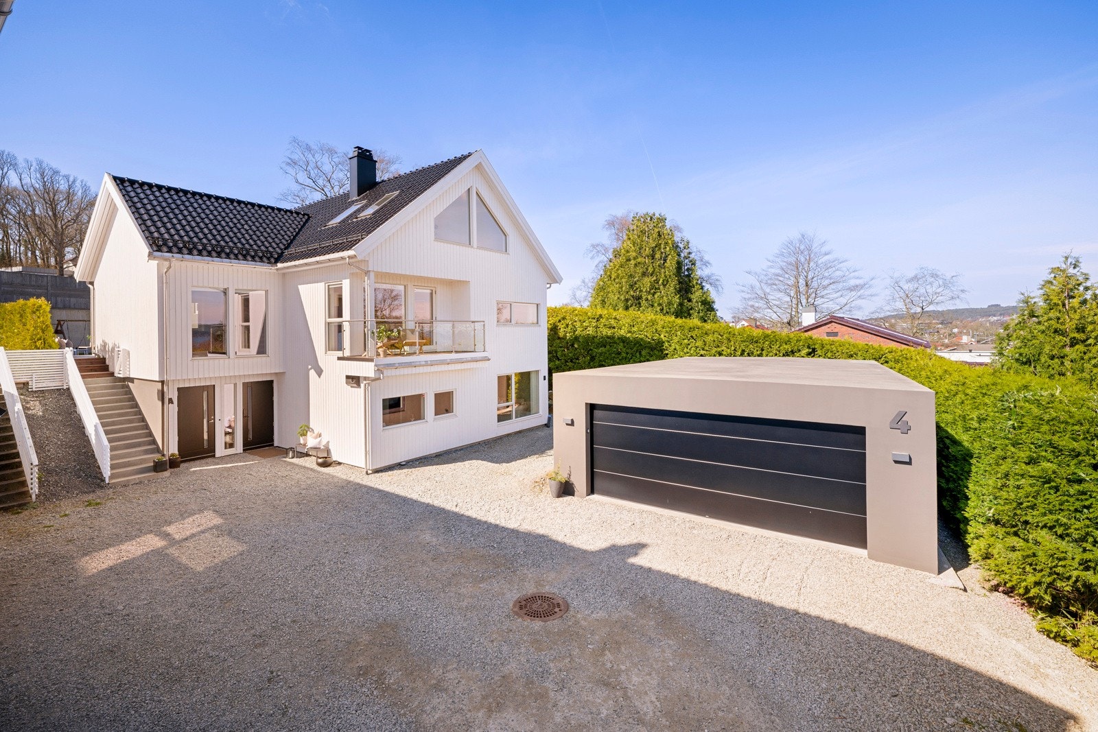 Det er plass til to biler foran leiligheten til leieboer, og godt med parkeringsplasser langs innkjørsel og foran huset. Galleribilde