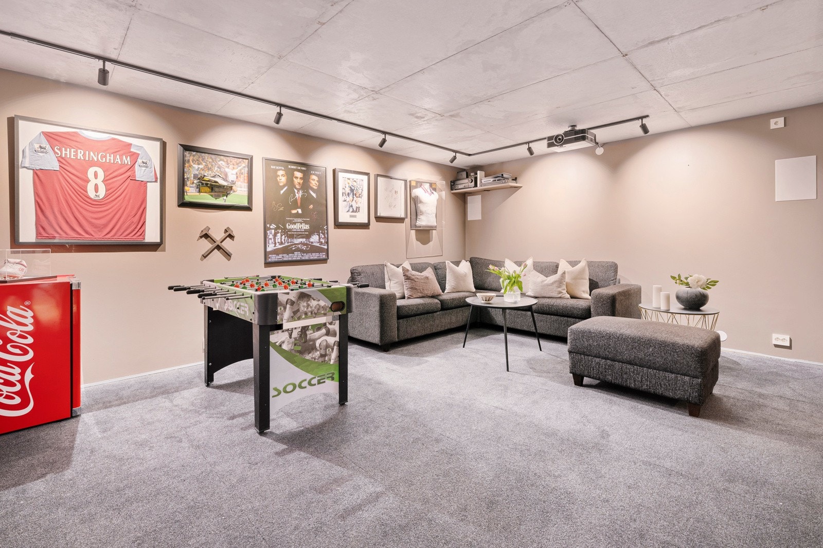 I underetasjen er det en stor kjellerstue med lysmalte vegger, mykt vegg-til-vegg teppe, god møbleringsfrihet og lun atmosfære. Galleribilde