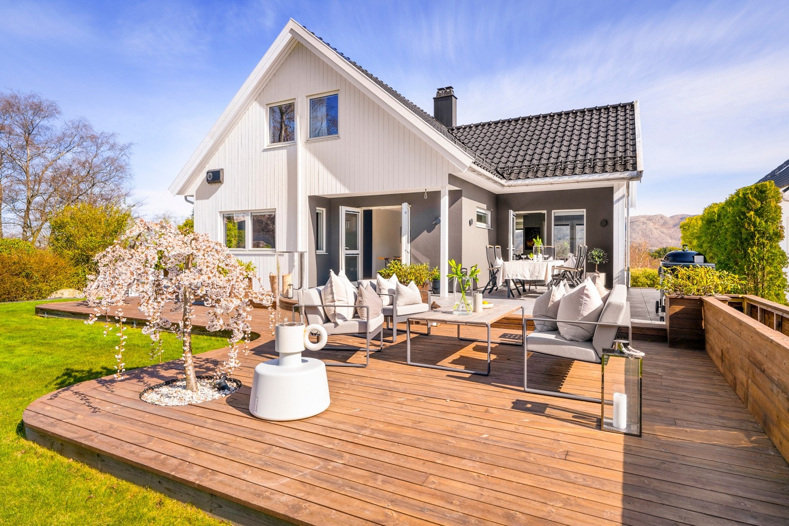 Sammen utgjør terrassene en fantastisk uteplass på ca. 62 kvm med eksepsjonelle solforhold og utmerket møbleringfrihet. Galleribilde