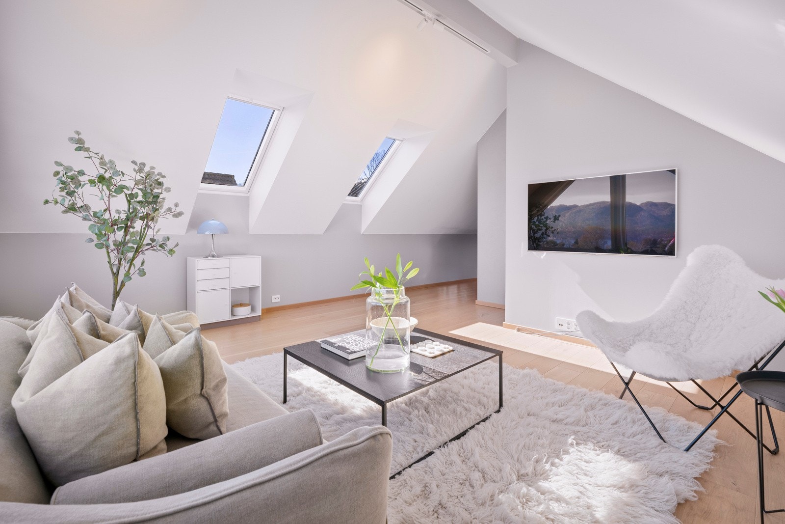 De lysmalte veggene fremhever det gylne parkettgulvet, og i den hvitmalte skråhimlingen er det to takvinduer for ekstra, naturlig lysinnslipp. Galleribilde