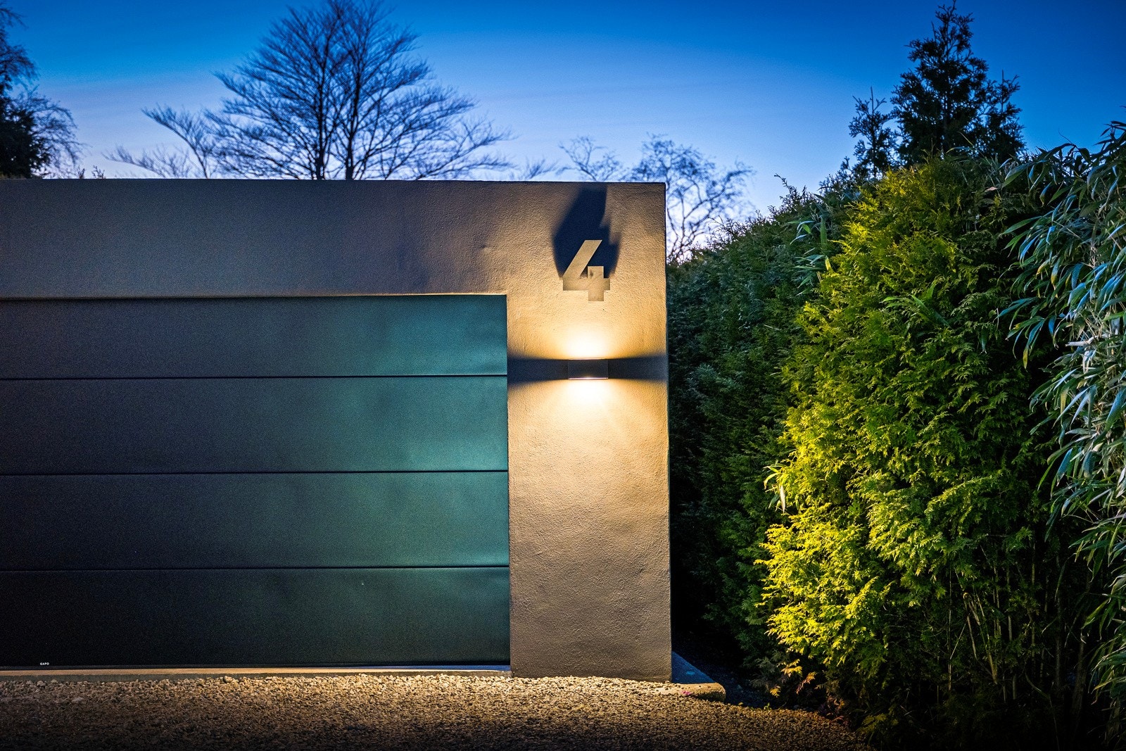 Garasjen er på ca. 52 kvm, og har løftebukk, gulvvarme og innlagt vann, samt to elbilladere med hver sin sikringskurs. Galleribilde