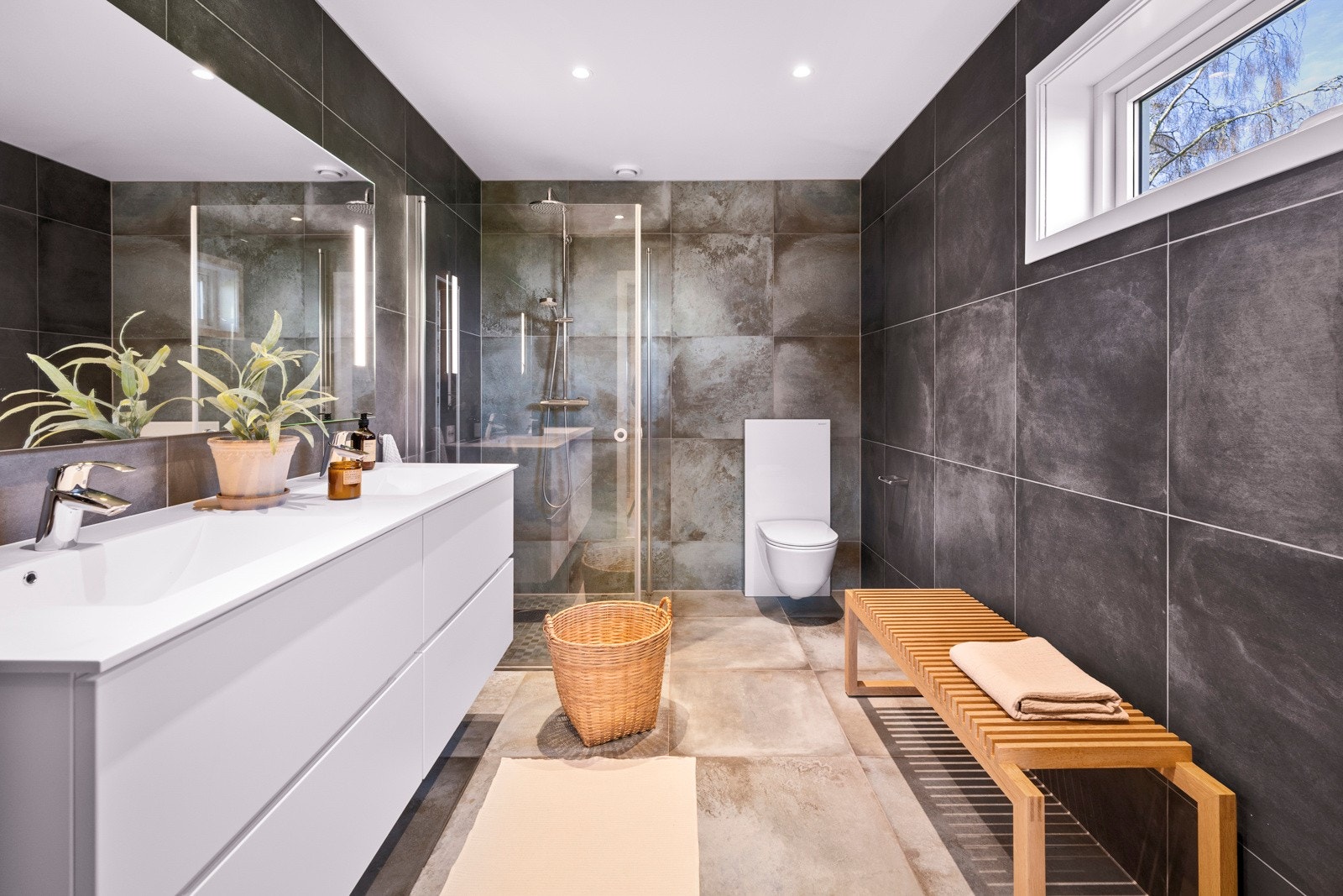 I suite-løsning med soverommet i første etasje ligger det et lekkert, privat baderom. Galleribilde