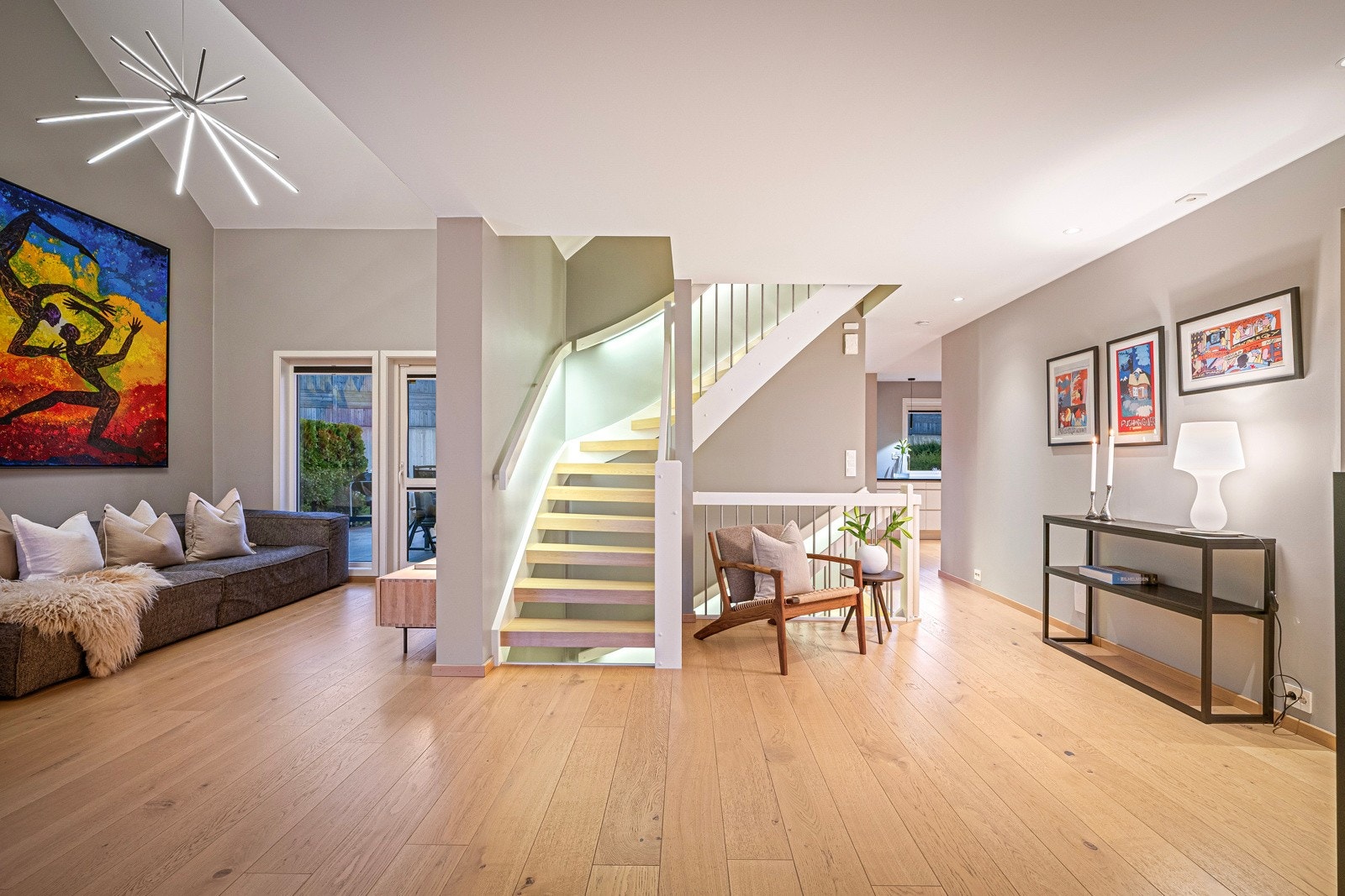 Den vinklede planløsningen gir fine, definerte soner for møblering, og i den ene sonen er det montert en god peisovn. Galleribilde