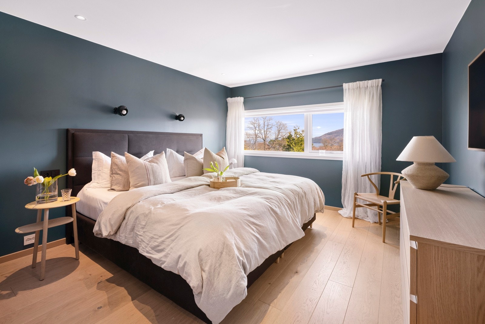 Det er tre gode soverom i boligens hoveddel - ett i første etasje og to i andre etasje. Galleribilde