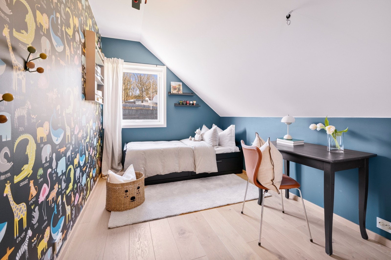 Det er garderobeløsninger i flere rom, og boligen har mer oppbevaring- og lagringsplass i knekott, i inneboder og i garasjen. Galleribilde