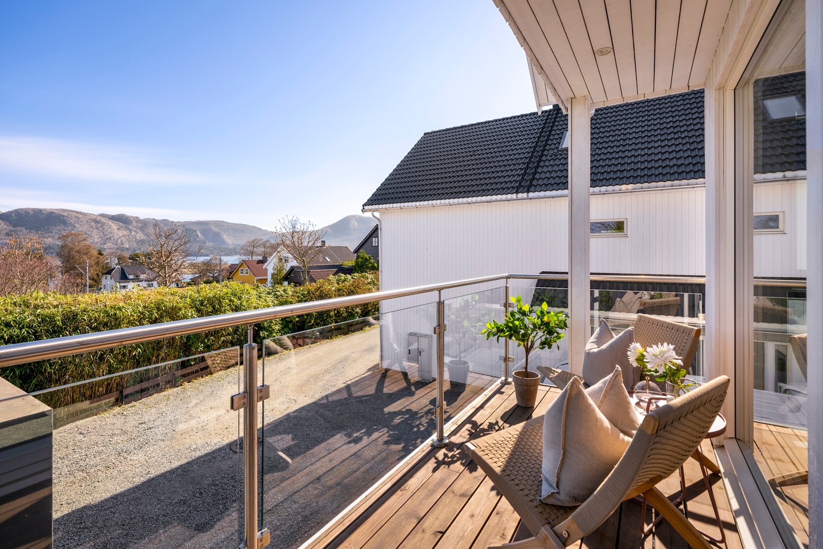 Fra en nordøstvendt balkong på ca. 6 kvm ved stuen er det nydelig utsikt mot Lifjell hvor solen dukker opp på morgenen. Galleribilde