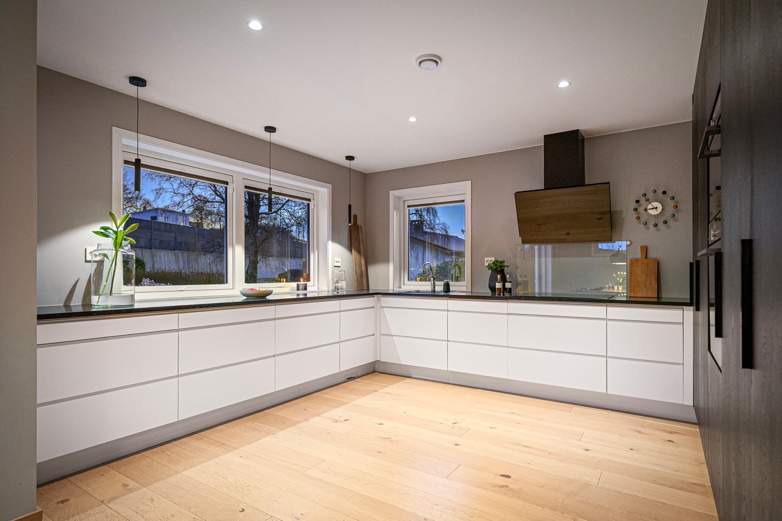 Kjøkkenet har et lekkert, påkostet og tidsmessig design med langstrakte benkeflater som innbyr til spennende kokkelering. Galleribilde