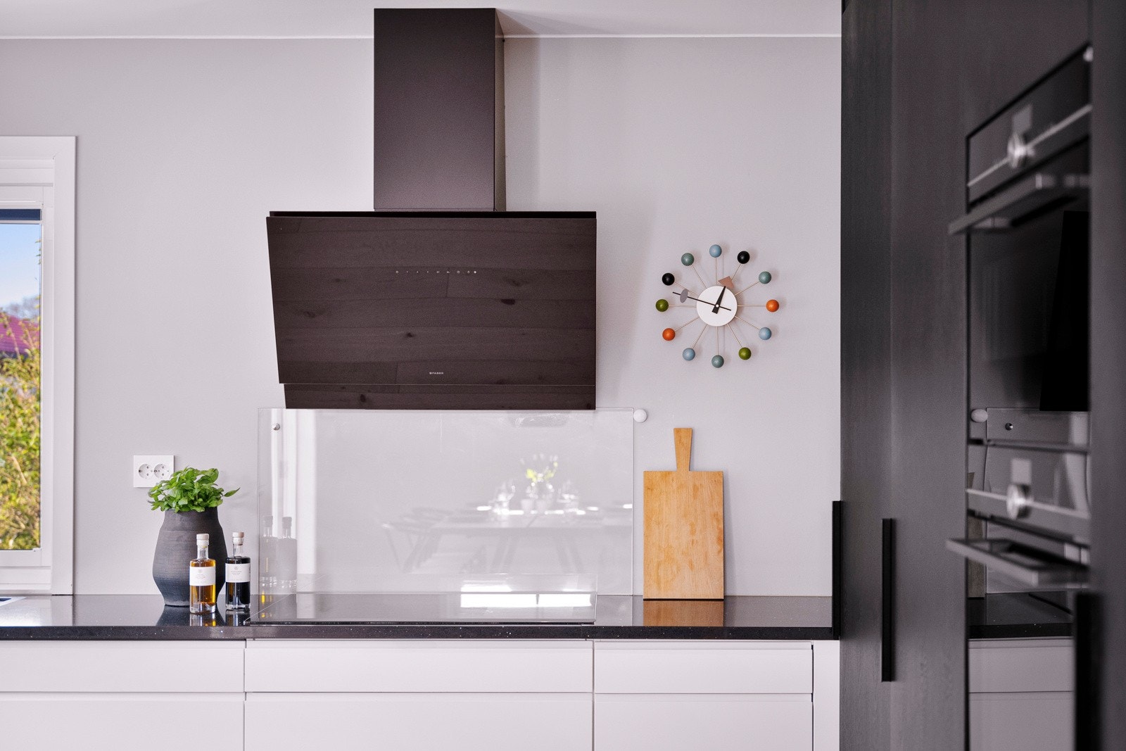 Disse består av en oppvaskmaskin, kjøl-/fryseskap, kombiovn, stekeovn og bred koketopp, samt en moderne ventilator og god arbeidsbelysning. Galleribilde