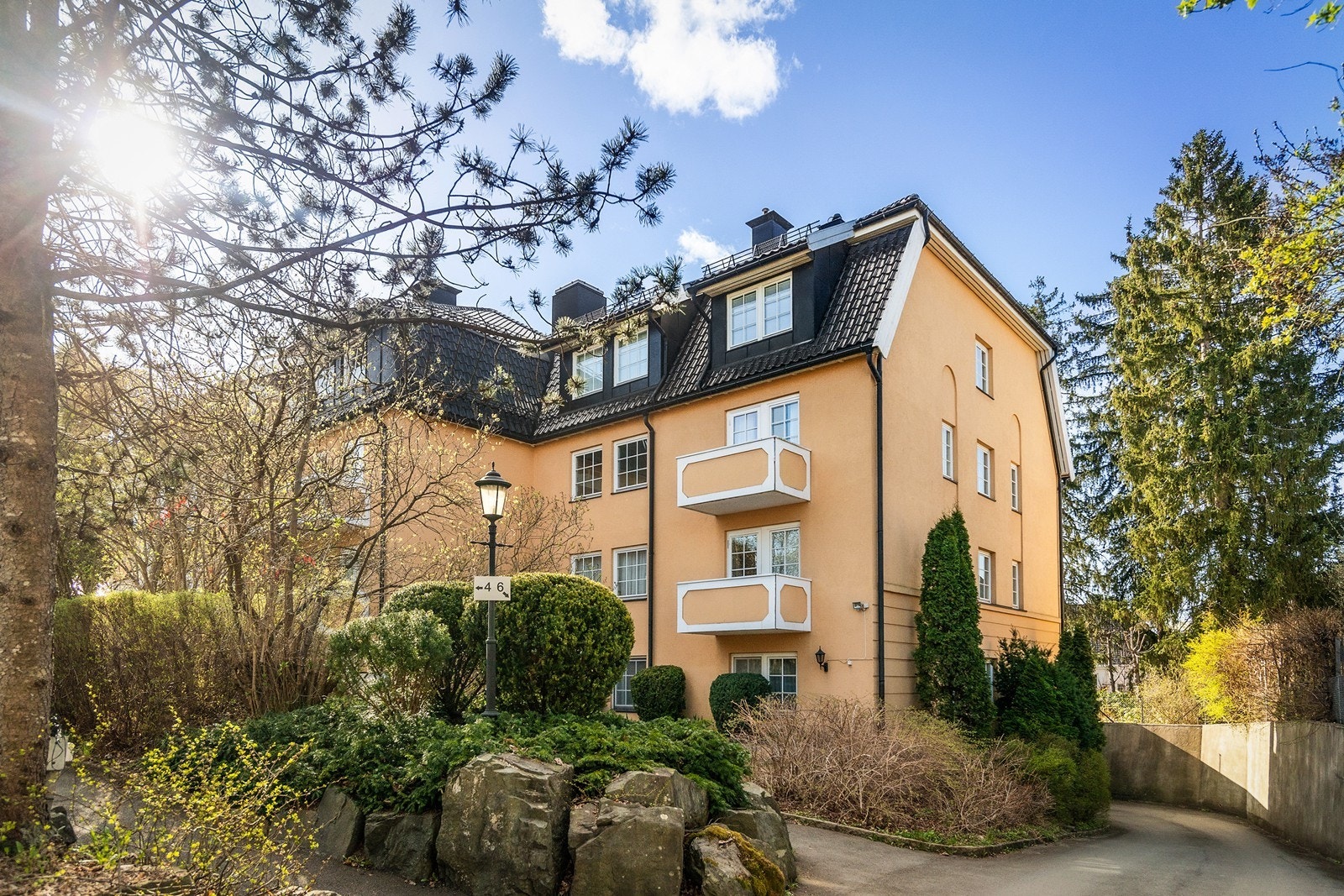 Nordraaks gate 4 og 6 har underliggende garasjekjeller, denne seksjonen disponerer 2 plasser, begge med EL lader. Galleribilde