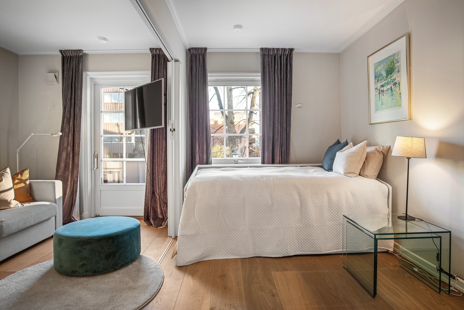 Soverom 2 har opprinnelig vært 2 separate soverom, disse rommene kan skilles ved hjelp av en utrekkbar skillevegg. Utgang til balkong fra den ene delen. Galleribilde