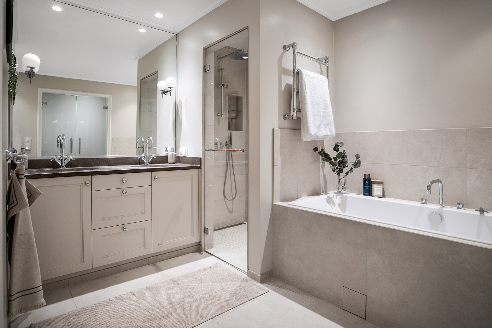 Stort lekkert master-bad med snekkertilpasset inventar, servantplate i sten, stor dusjnisje og badekar. Galleribilde