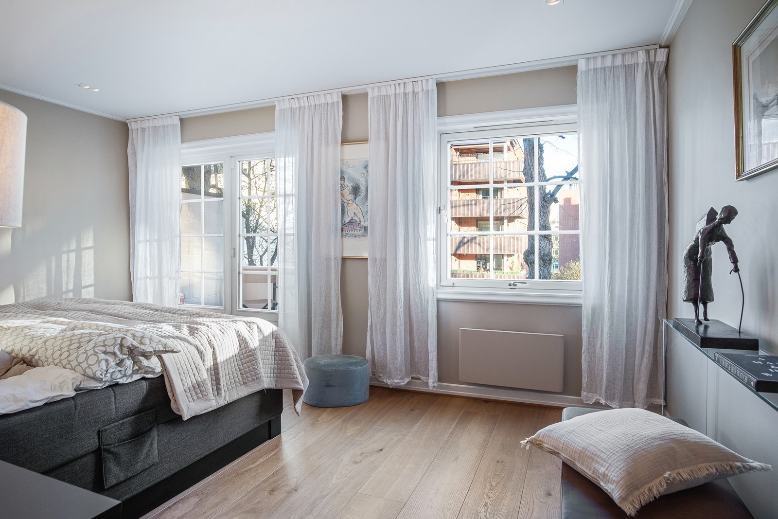 Soverommet vender mot øst og har morgensol Galleribilde