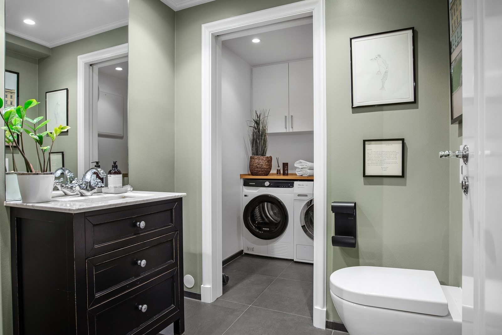 Gjestetoalett med adskomst til vaskerom. Galleribilde