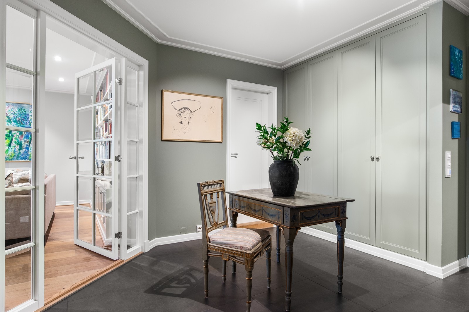 Entré/hall med store fliser og tilpassede garderobeskap. Galleribilde