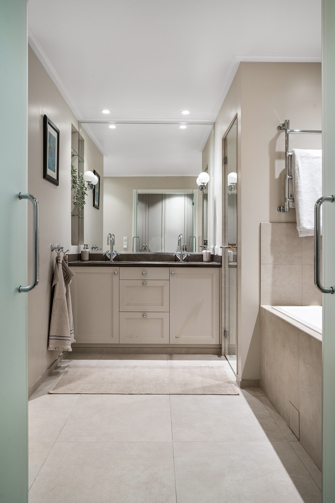 Heldekkende speil og innebygd hylle, rikelig med skuffer- og skapplass Galleribilde