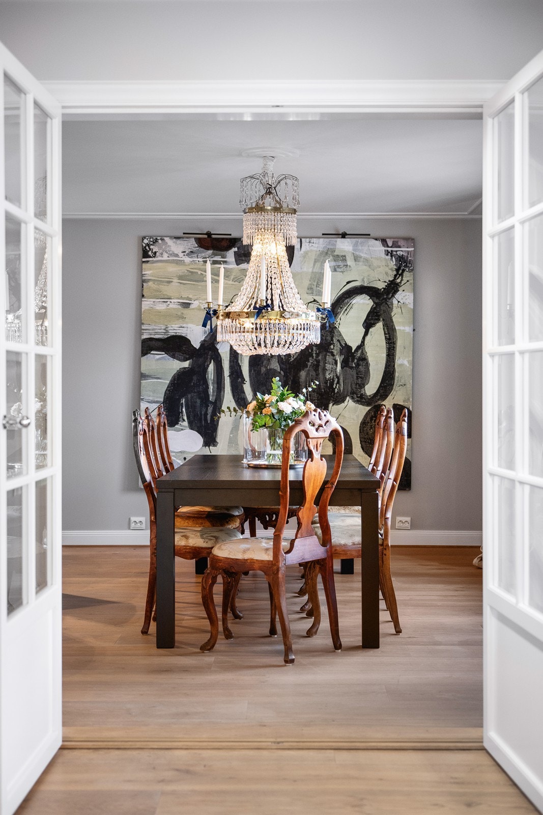 Doble vitrinedører fra stuen og inn til spisestue/kjøkken Galleribilde