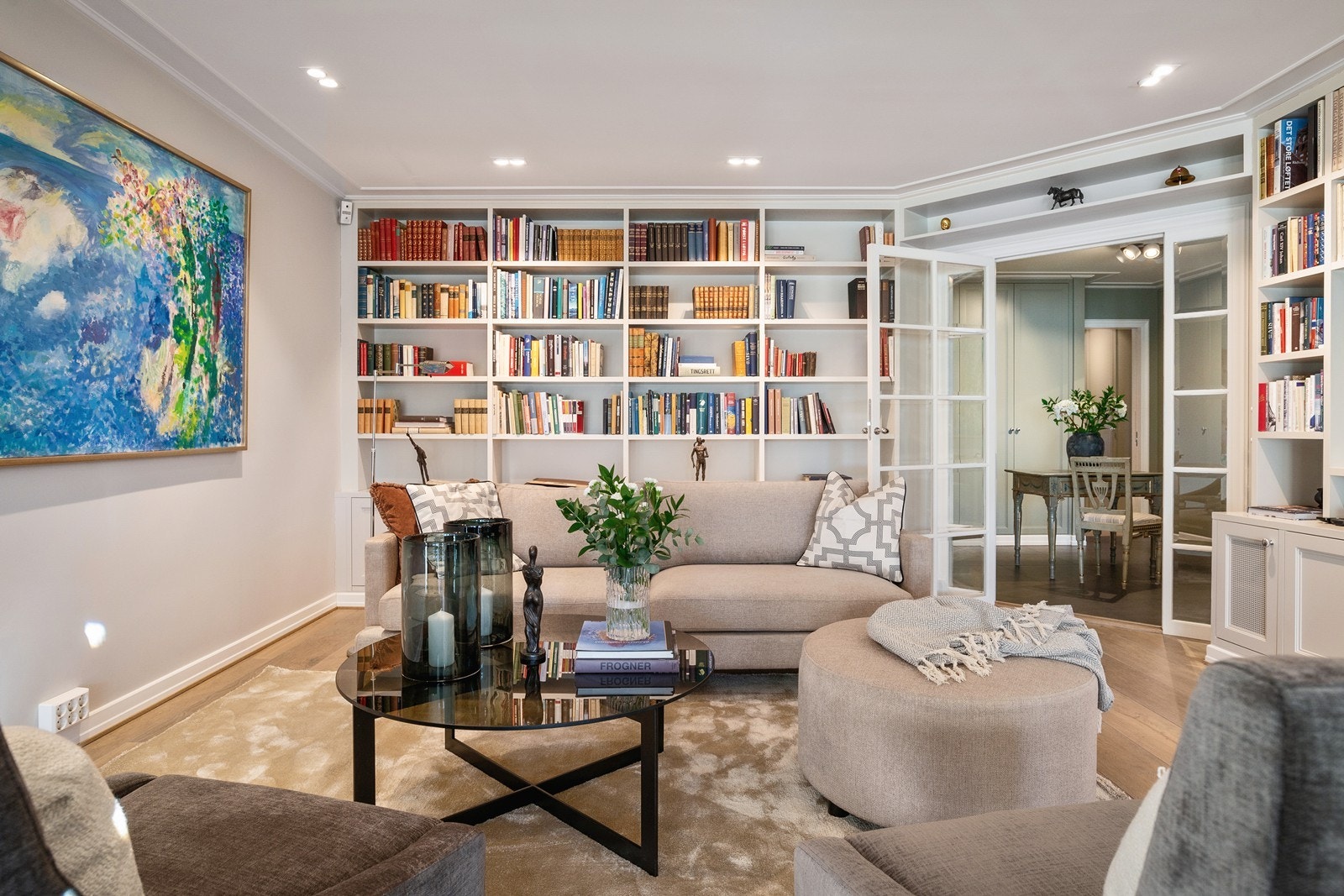 Utpreget bruk av snekkertilpassede løsninger med skap og hyller Galleribilde