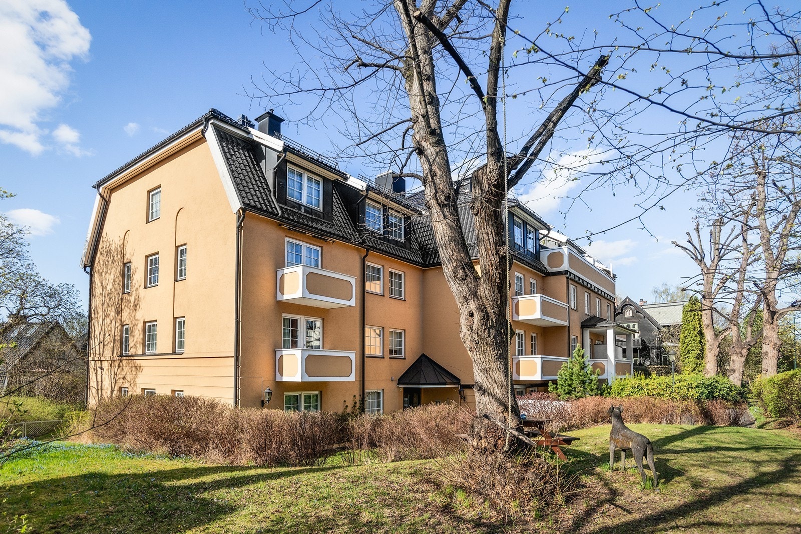 Fasade og inngangsparti til denne flotte leiligheten m/2 garasjeplasser, 3 balkonger og heis Galleribilde