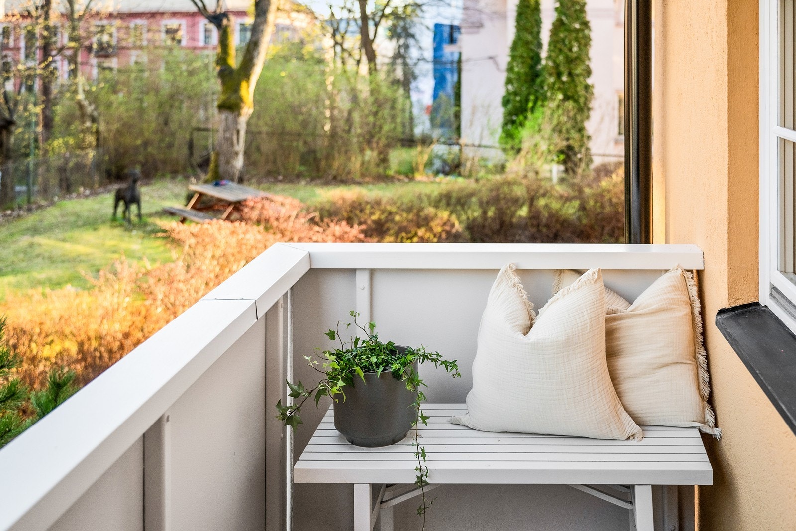 balkongen vender ut mot rolige omgivelser og har sol fra morgen til ut på dagtid Galleribilde