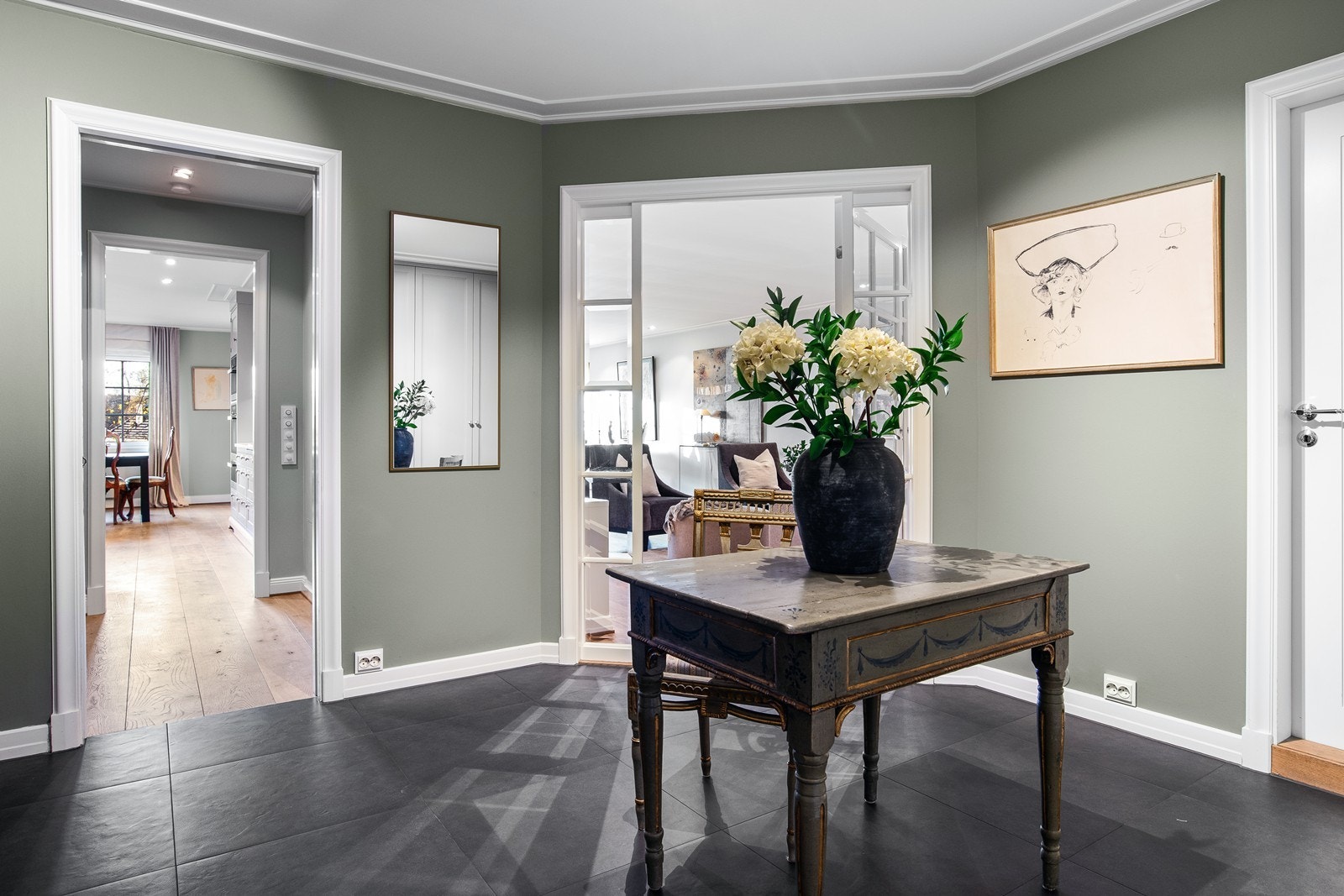 Romslig hall som blir et naturlig skille mellom oppholdsrommene og soverommene Galleribilde