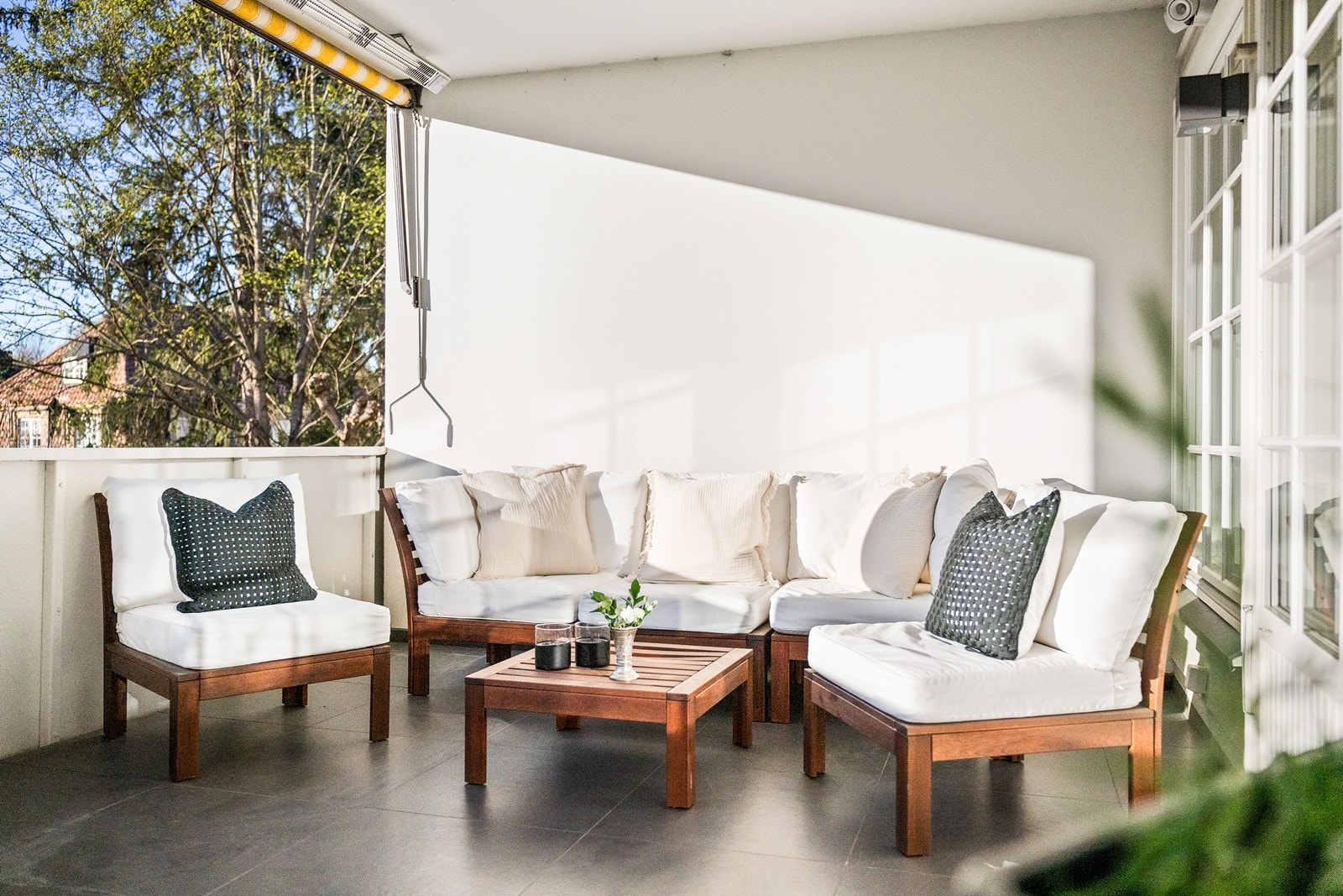 Balkongen har markiser og varmelamper Galleribilde