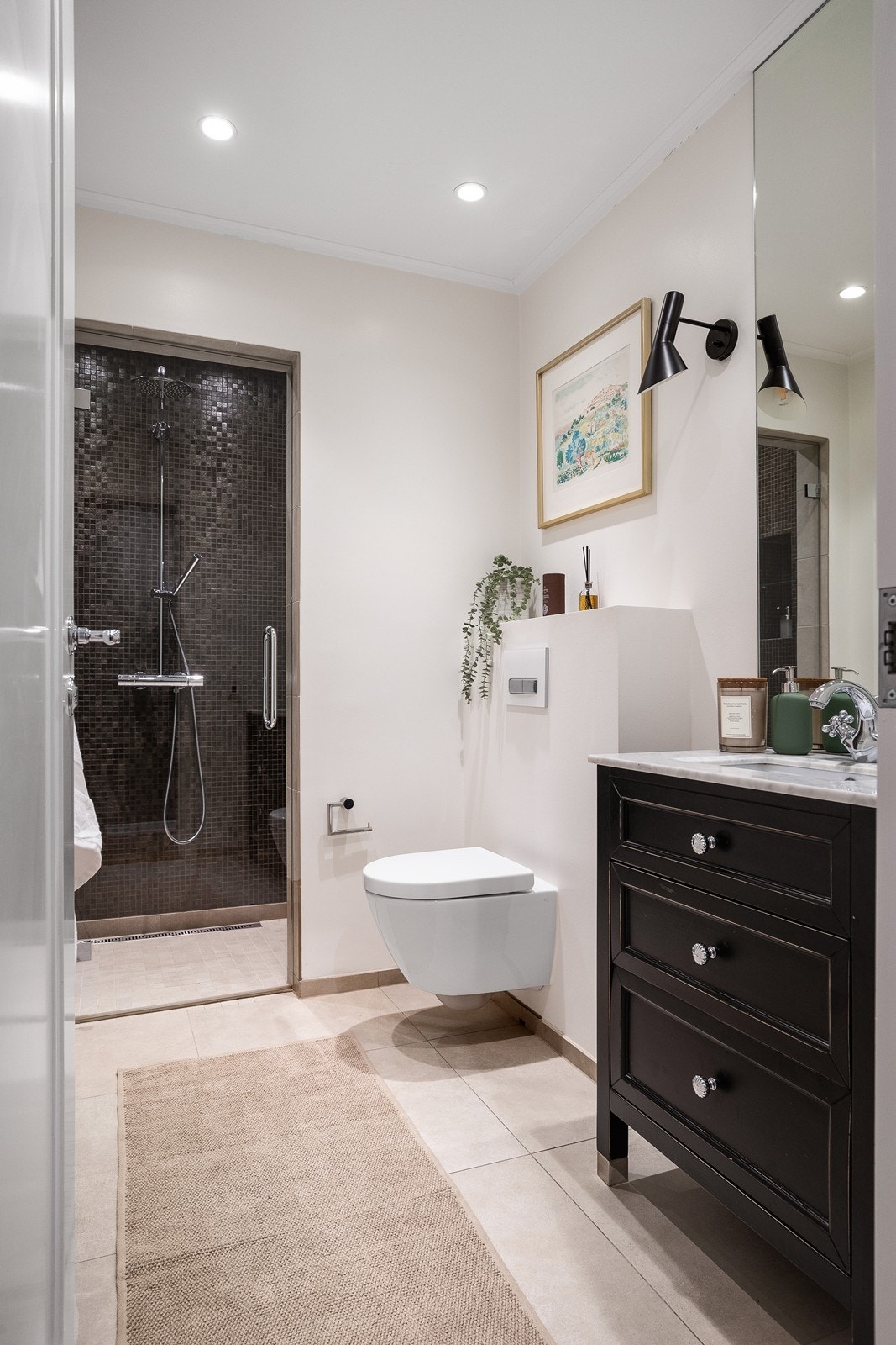 Baderom 2 har stor dusjnisje, vegghengt WC og stort speil over pen servant. Galleribilde