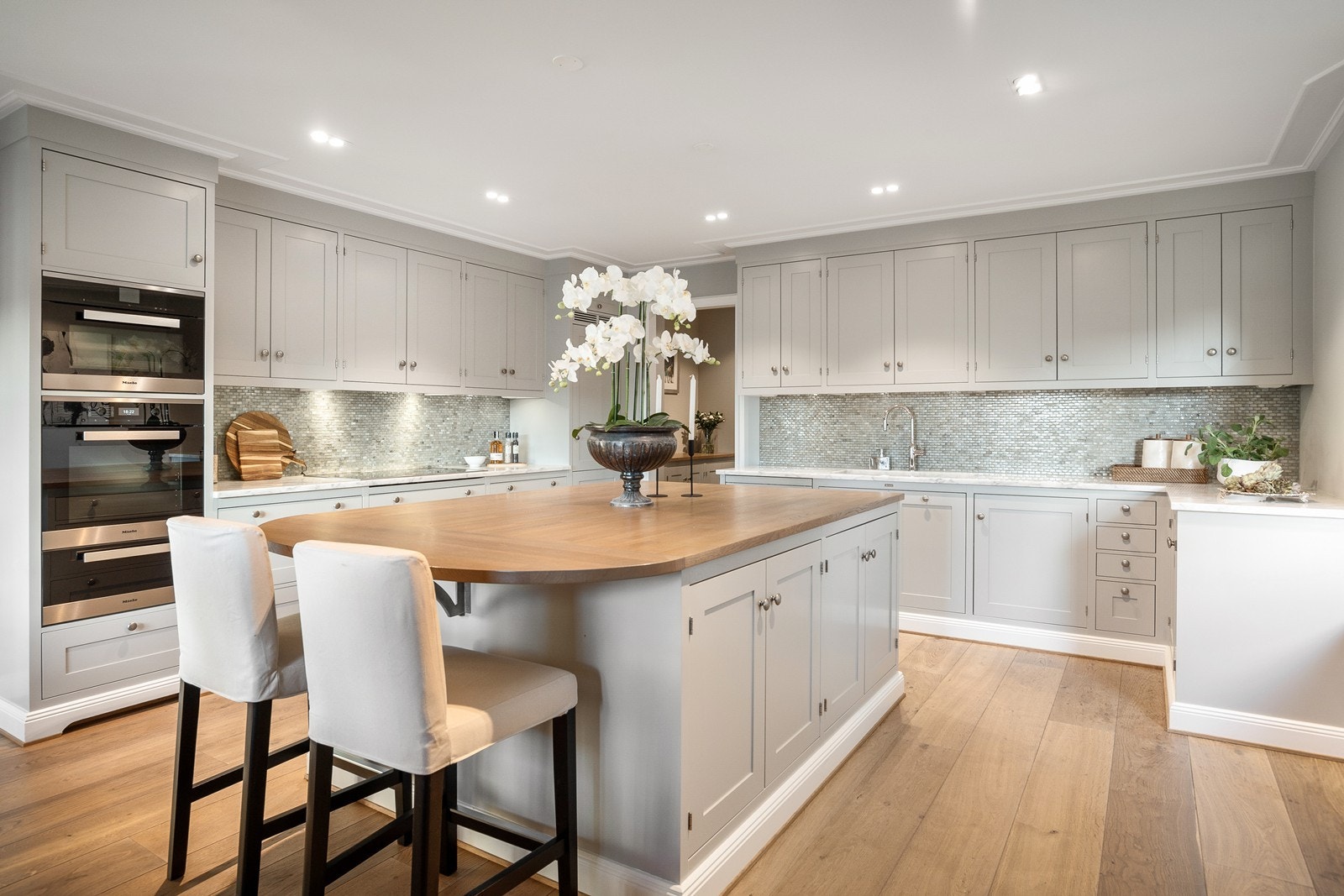 Stort lekkert spisekjøkken med god plass, i bakkant et grovkjøkken med kjøl og frys, samt vinskap. Galleribilde