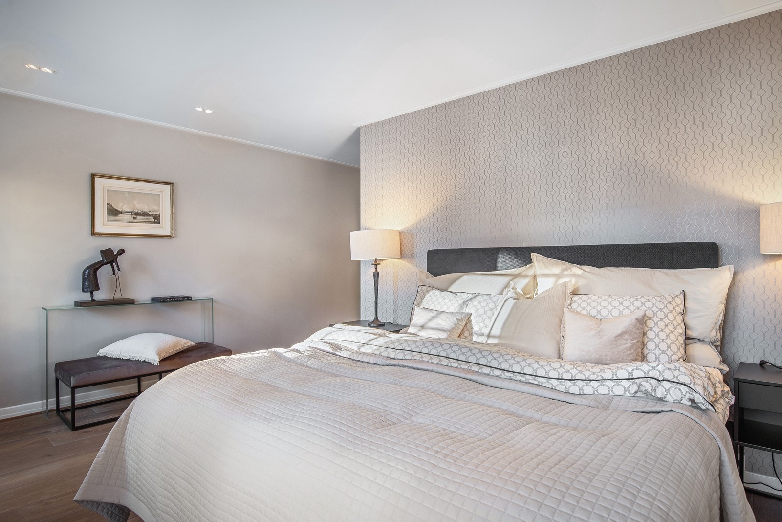 Hovedsoverommet er tilknyttet egen walk-in garderobe og stort master bad. Galleribilde